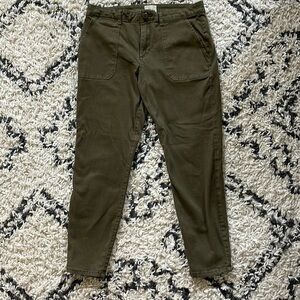 Excellent condition, sanctuary slim pant in gorgeous green color.